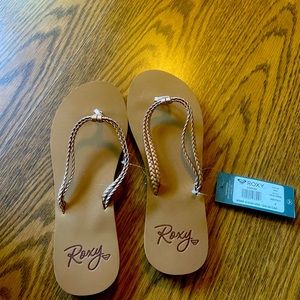 Roxy size 8 gold flip flops